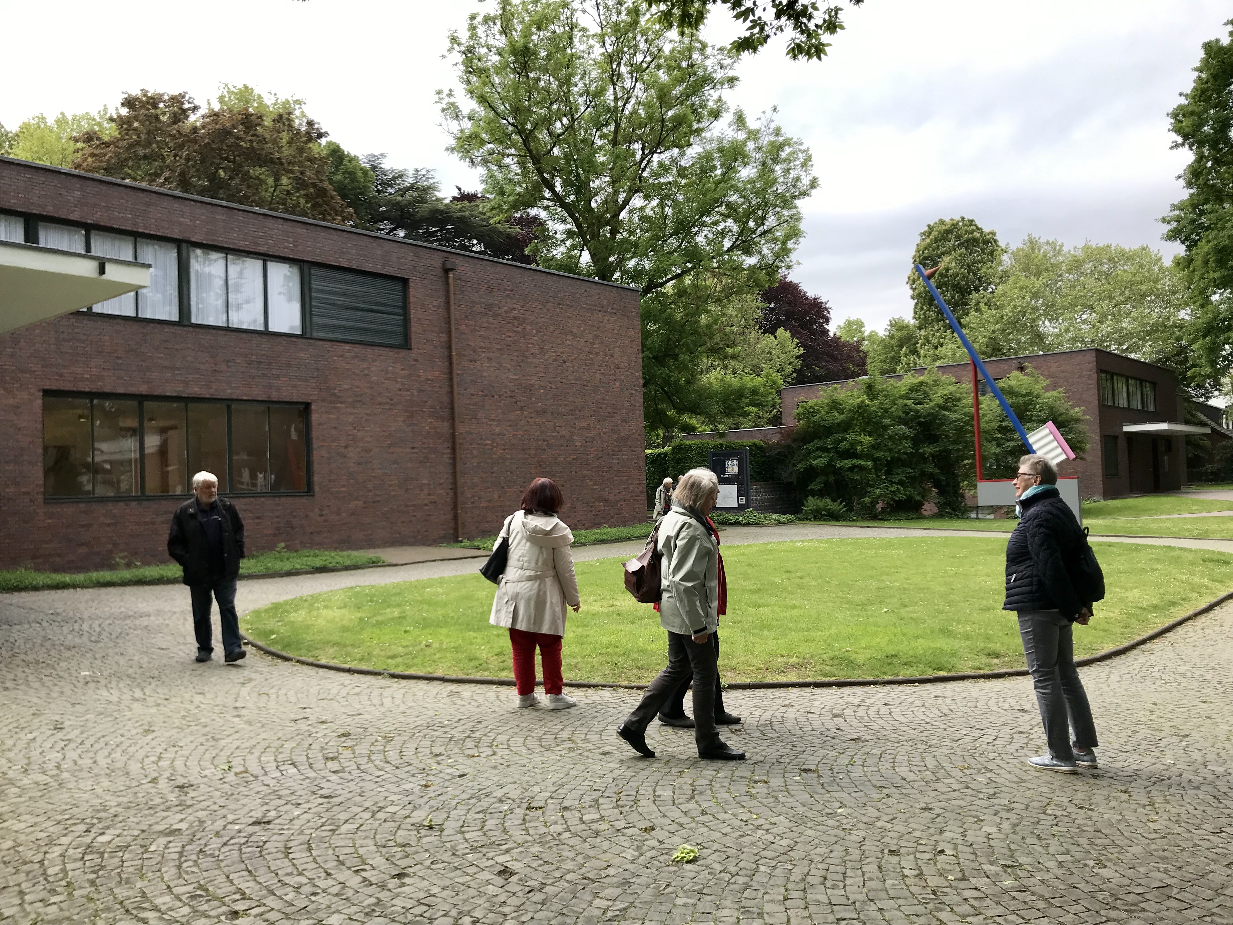 Vor Haus Esters und Haus Lange