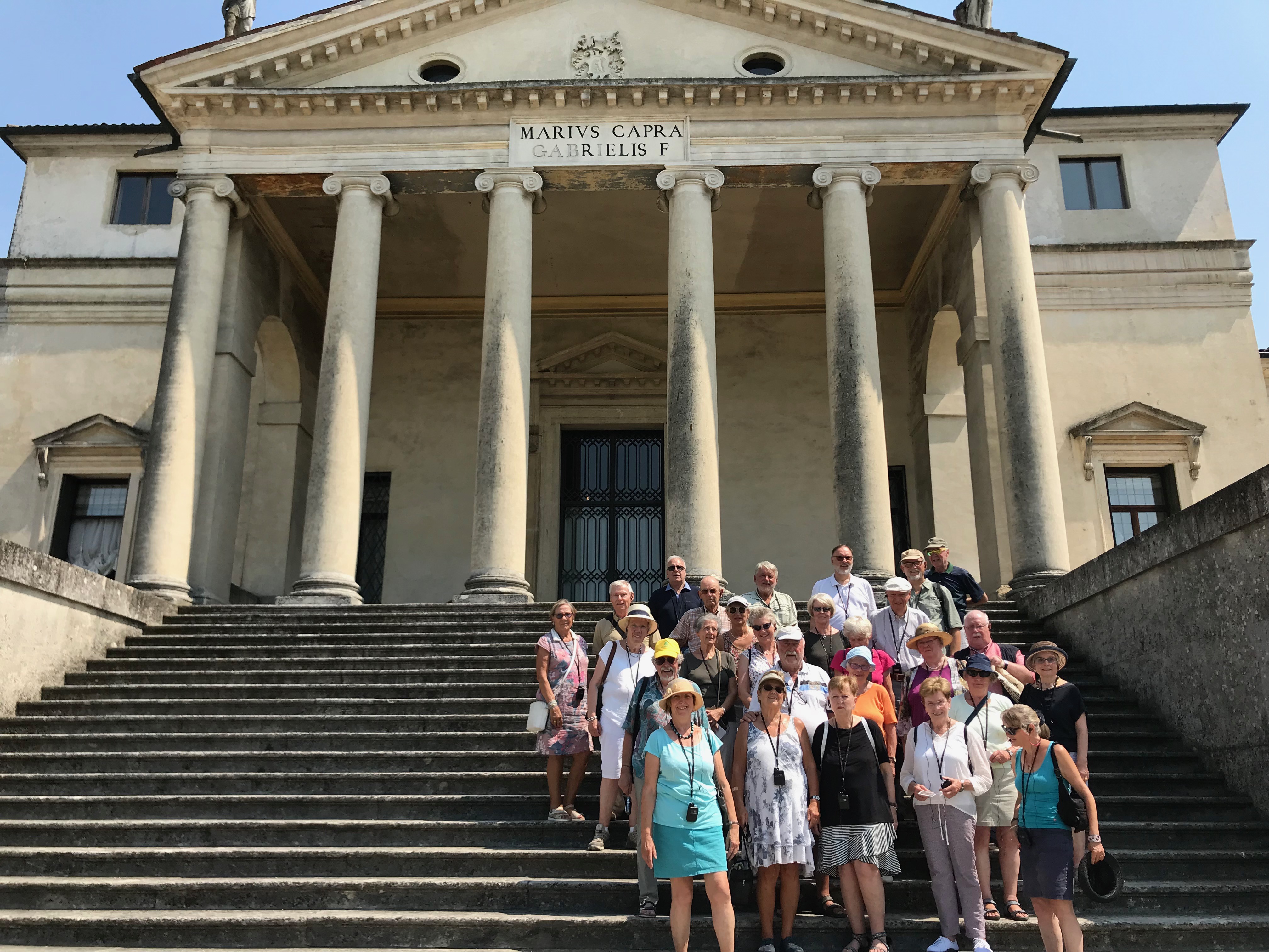Gruppe vor der Villa rotonda