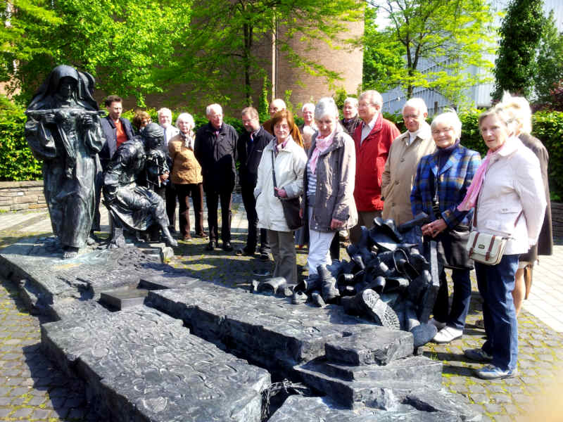 13 05 25 Am Edith Stein Denkmal vor dem Archiva